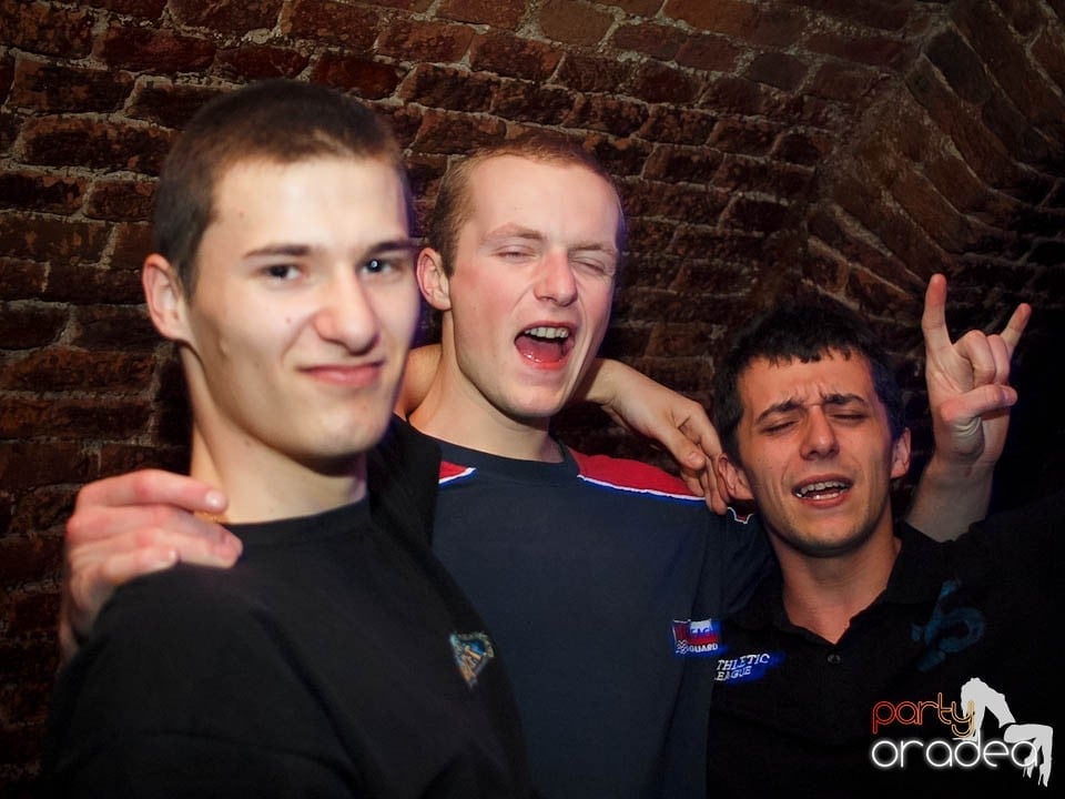 Joi seara în Club Escape, 