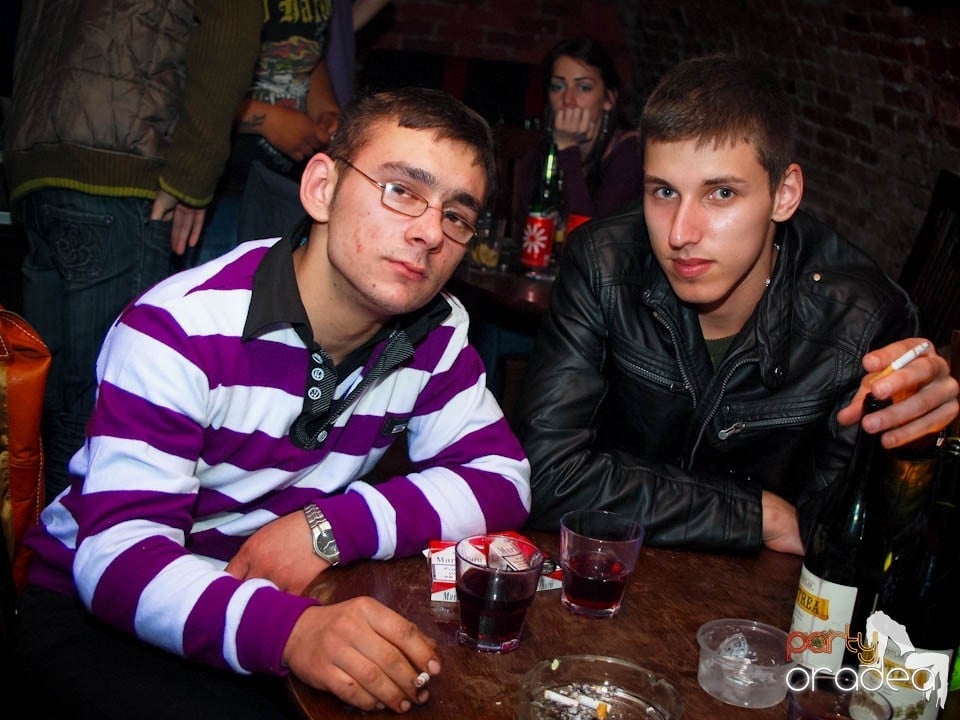 Joi seara în Club Escape, 