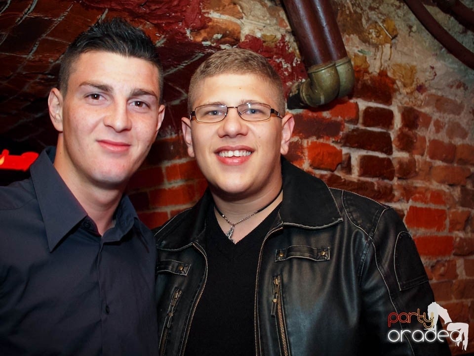 Joi seara în Club Escape, 