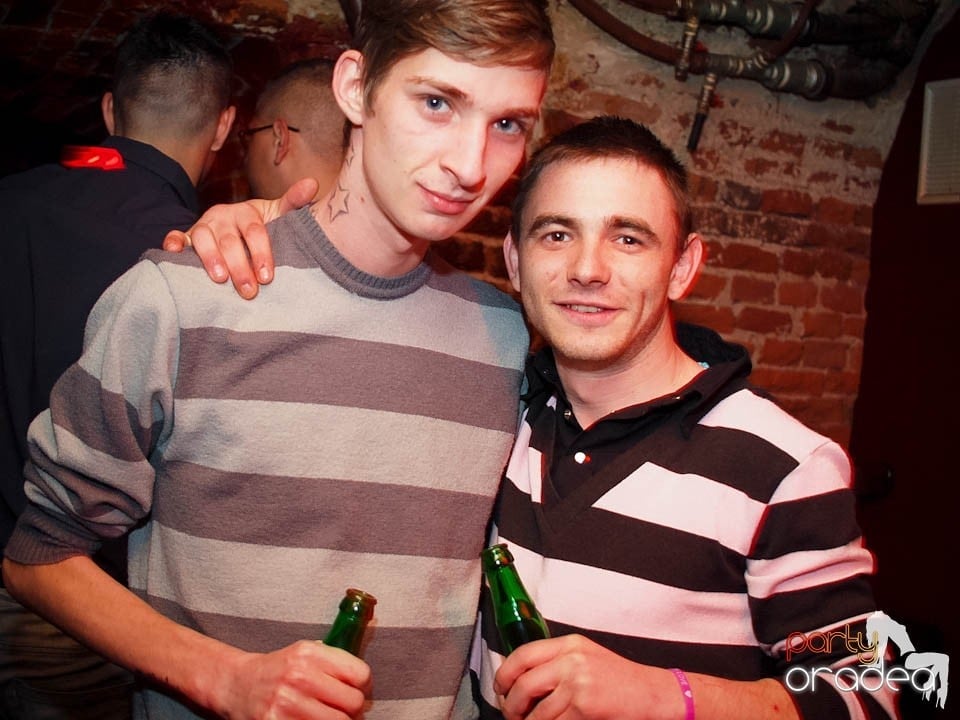 Joi seara în Club Escape, 