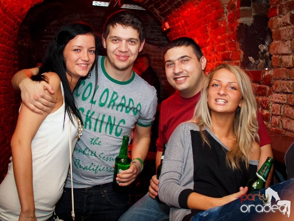 Joi seara în Club Escape, 