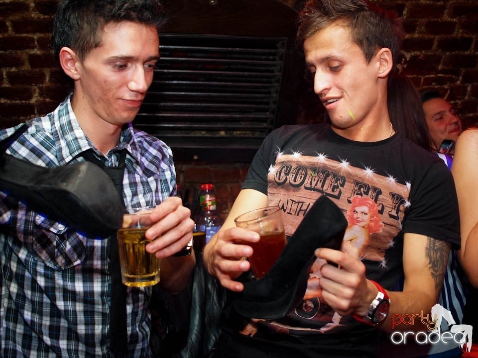 Joi seara în Club Escape, 