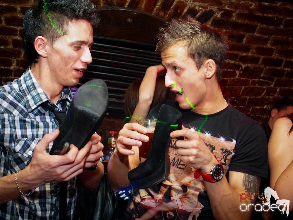 Joi seara în Club Escape, 