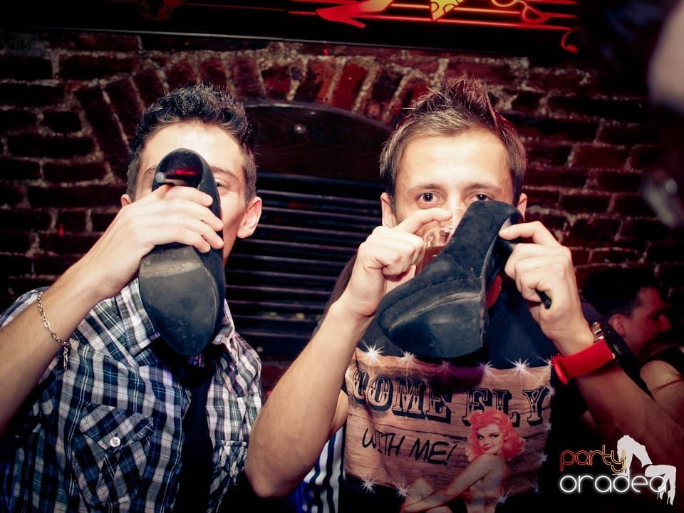 Joi seara în Club Escape, 