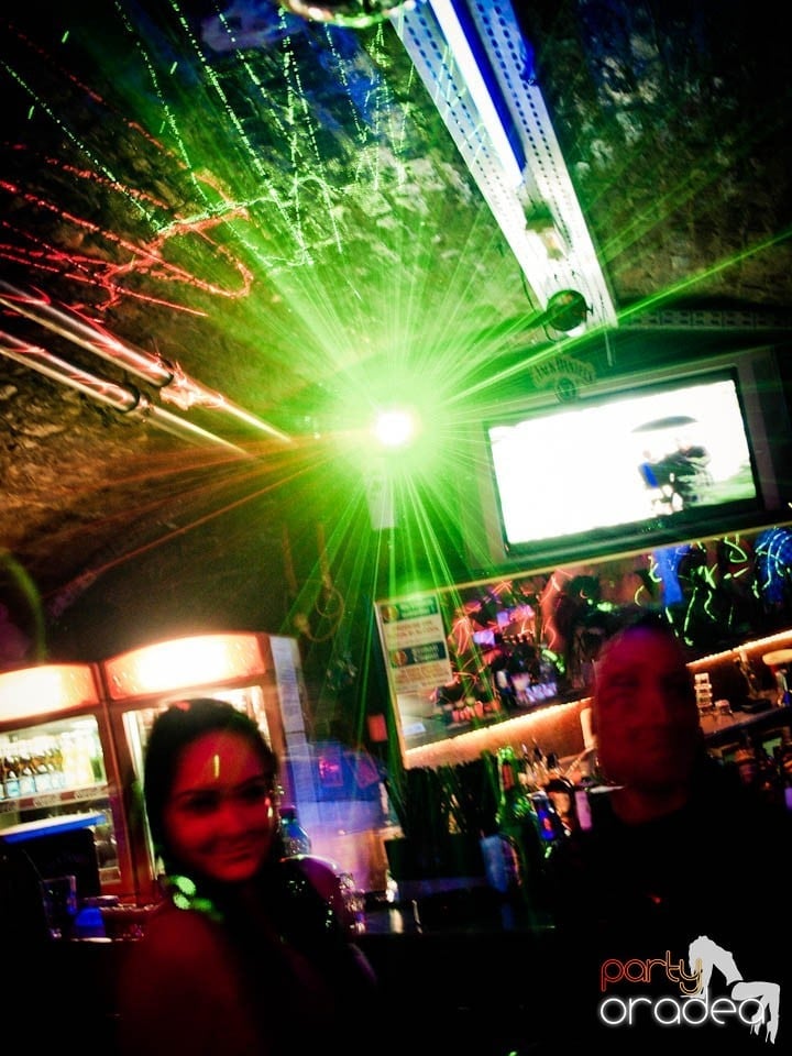 Joi seara în Club Escape, 