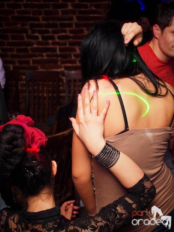 Joi seara în Club Escape, 