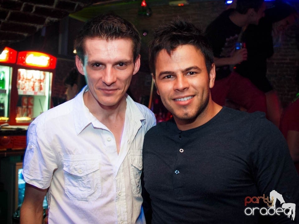 Joi seara în Club Escape, 