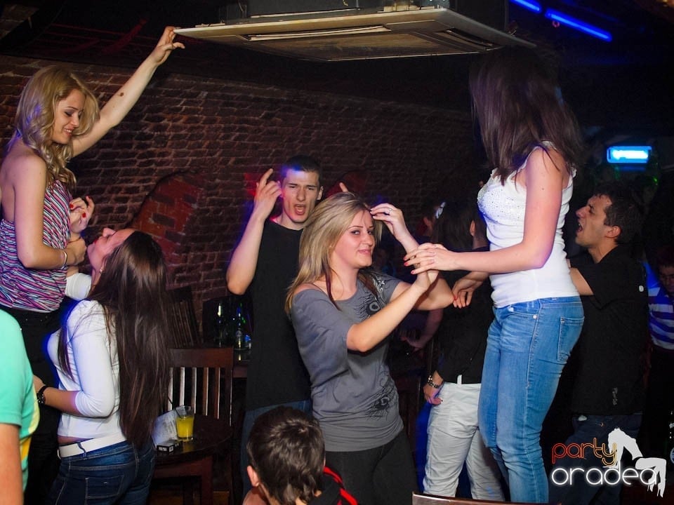 Joi seara în Club Escape, 