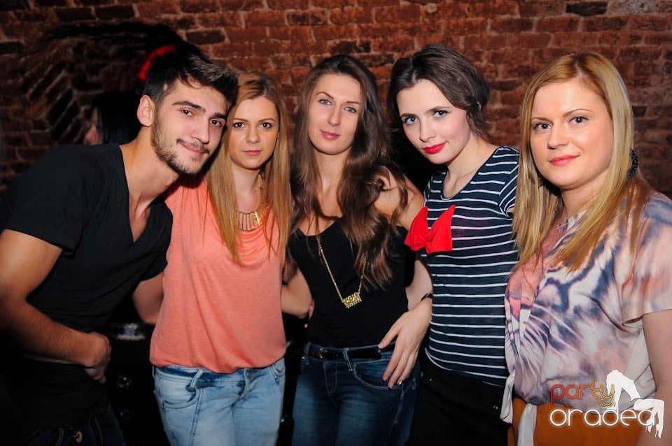 Joi seara în Escape, 