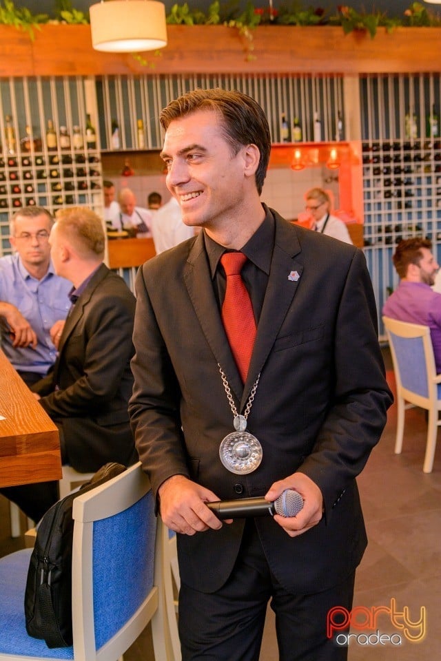 Joi seara la Rivo, Restaurant Rivo