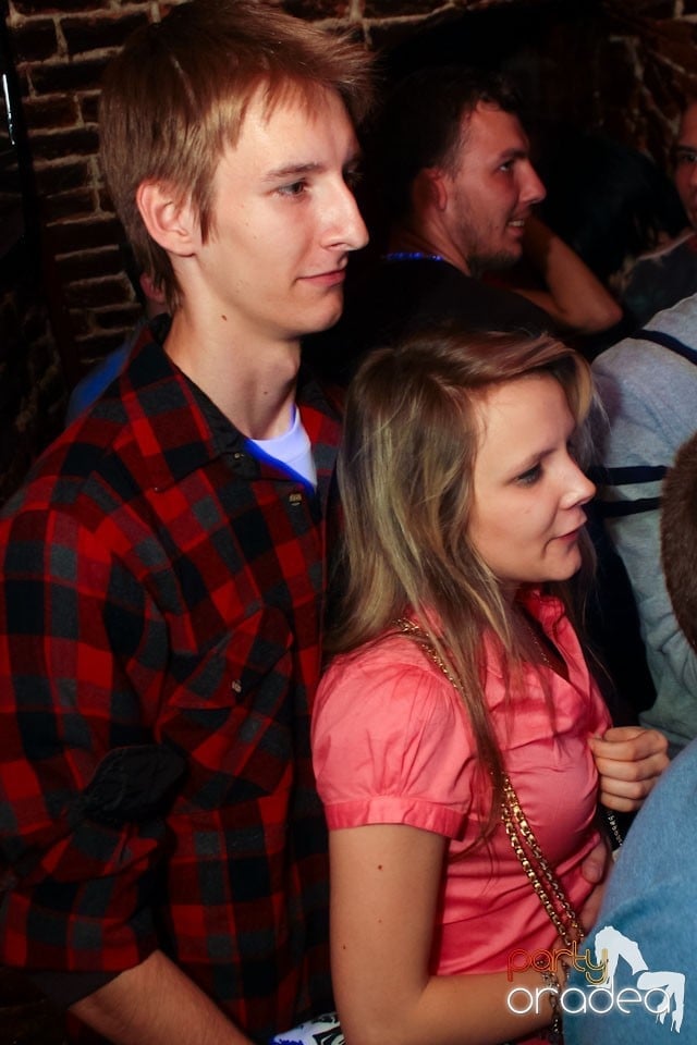 Joi seara ne distrăm în Escape, 