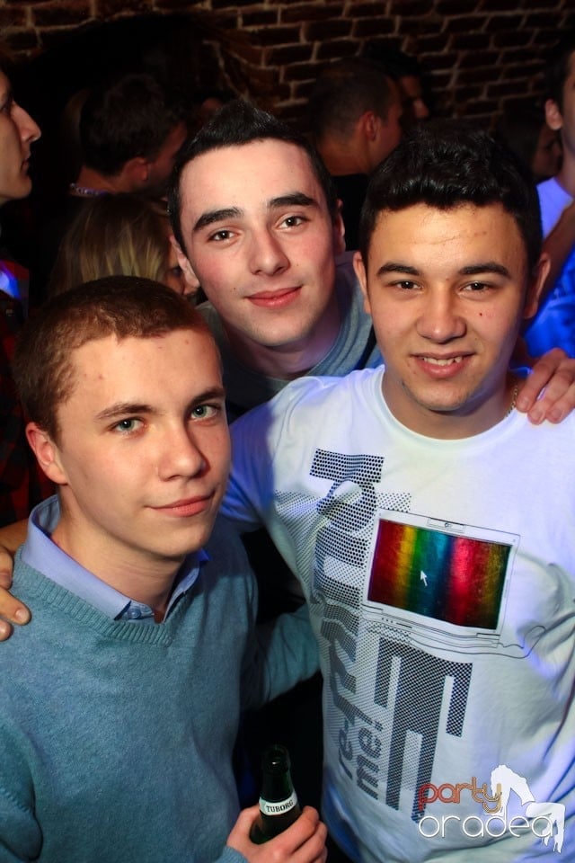 Joi seara ne distrăm în Escape, 