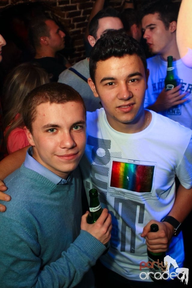 Joi seara ne distrăm în Escape, 