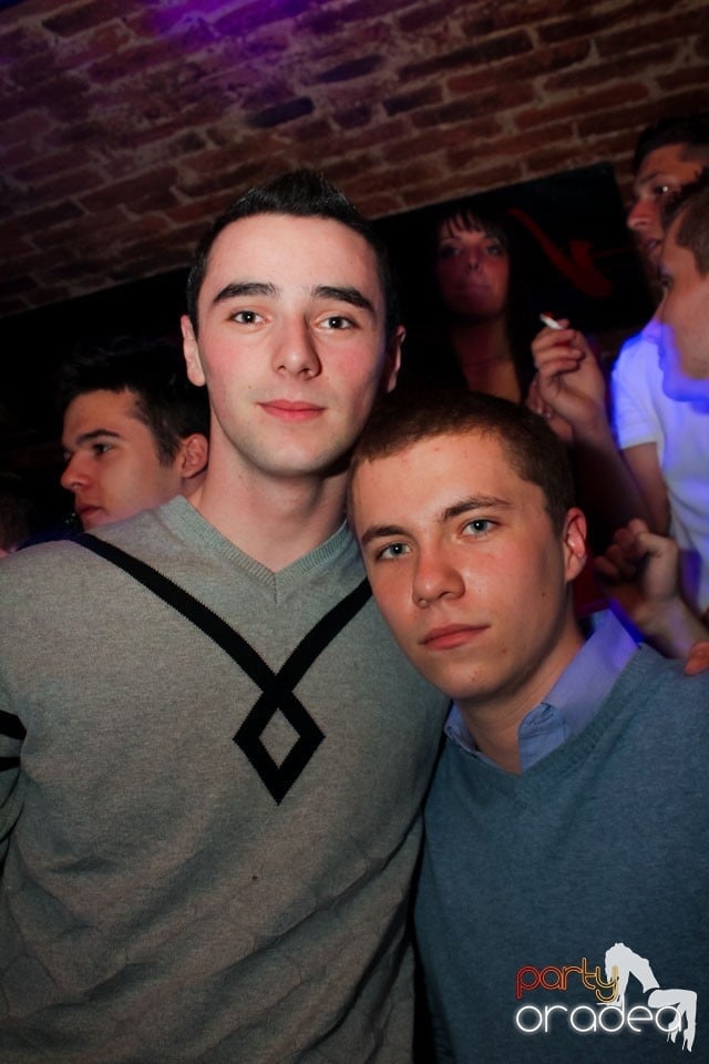 Joi seara ne distrăm în Escape, 