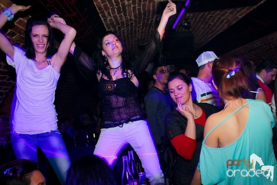 Joi seara ne distrăm în Escape, 