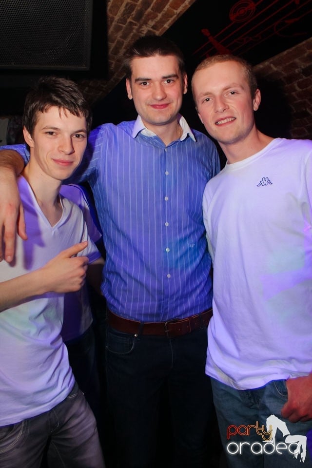 Joi seara ne distrăm în Escape, 