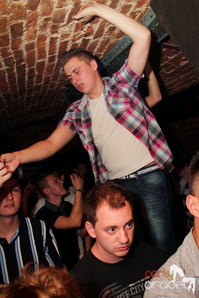 Joi seara ne distrăm în Escape, 