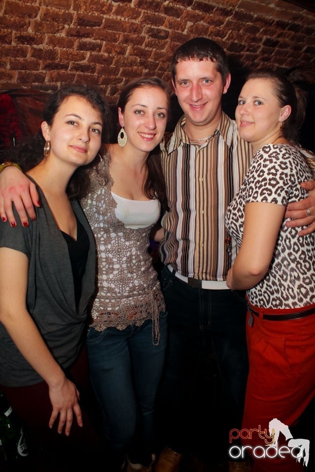 Joi seara ne distrăm în Escape, 