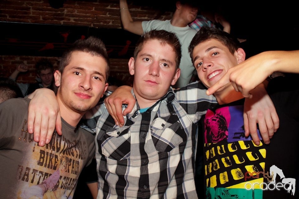 Joi seara ne distrăm în Escape, 