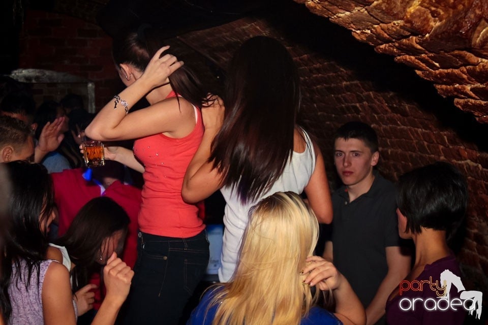 Joi seara ne distrăm în Escape, 