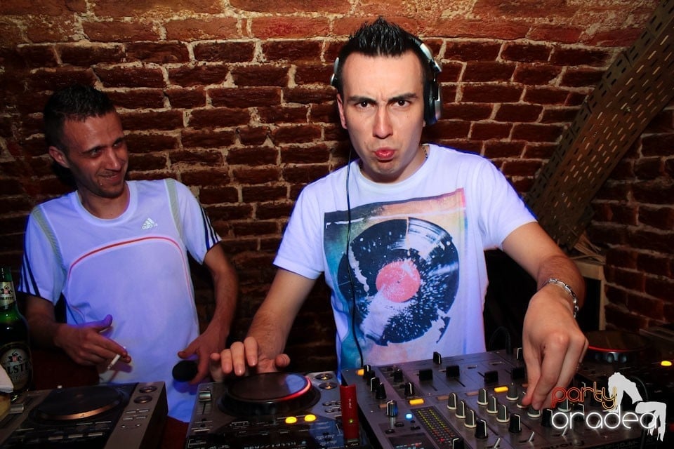 Joi seara ne distrăm în Escape, 