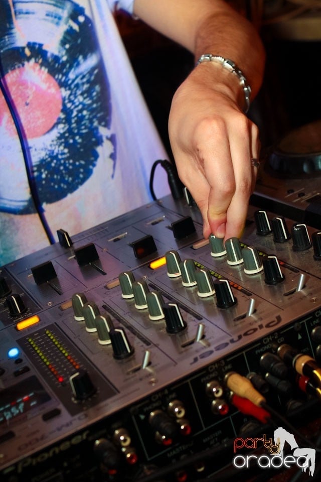 Joi seara ne distrăm în Escape, 