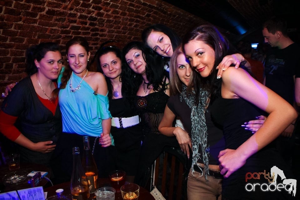 Joi seara ne distrăm în Escape, 