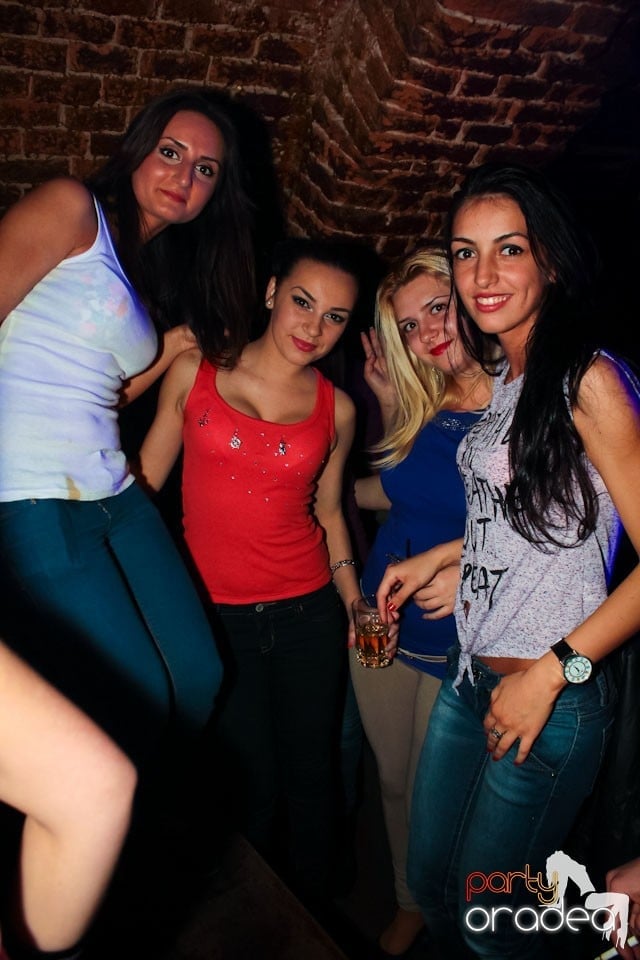 Joi seara ne distrăm în Escape, 