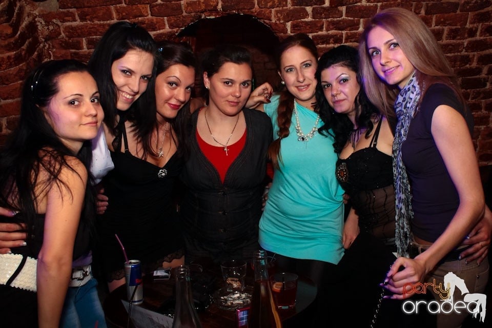 Joi seara ne distrăm în Escape, 