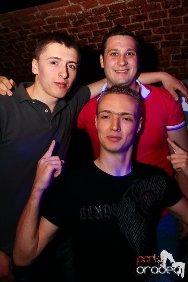 Joi seara ne distrăm în Escape, 