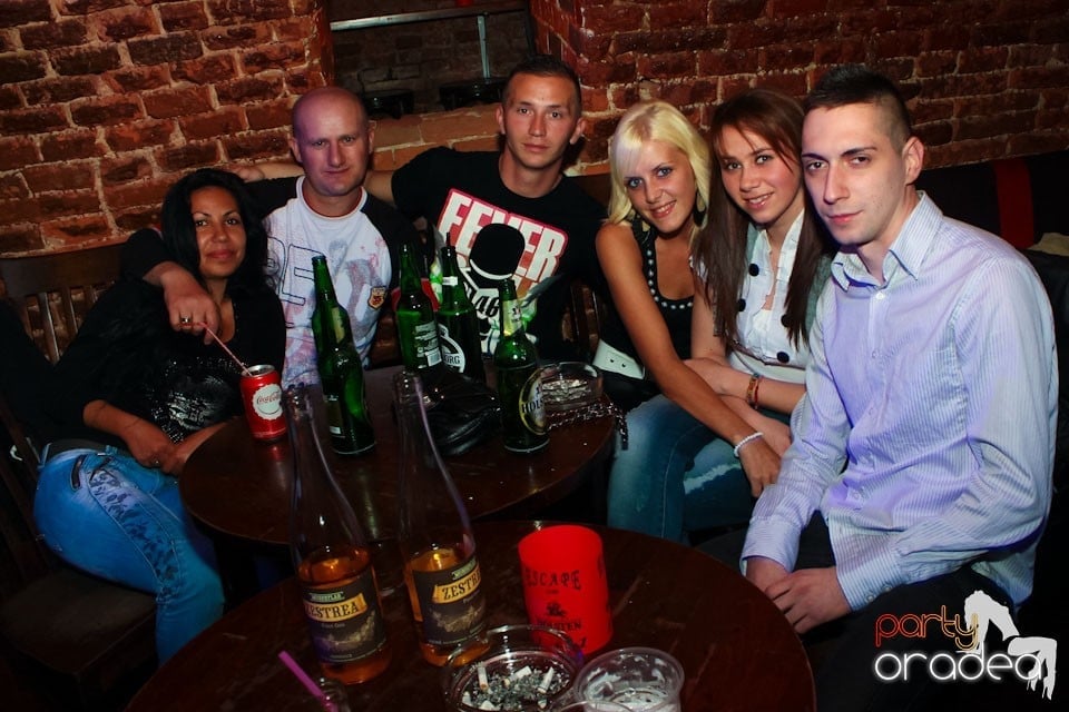 Joi seara ne distrăm în Escape, 