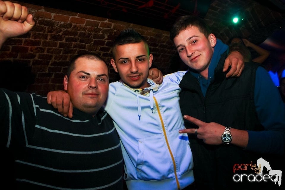 Joi seara ne distrăm în Escape, 