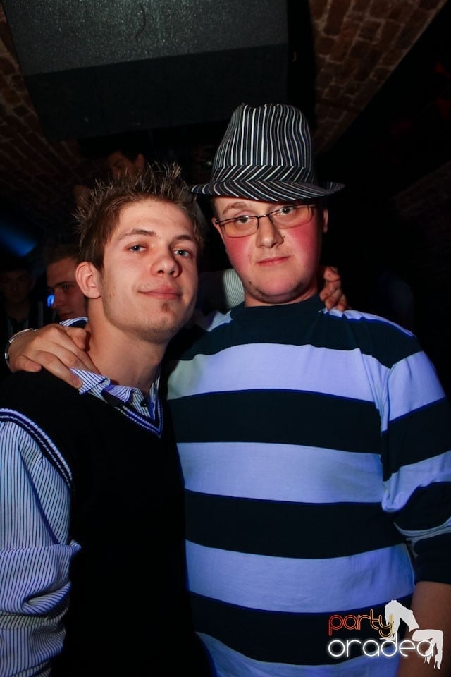 Joi seara ne distrăm în Escape, 