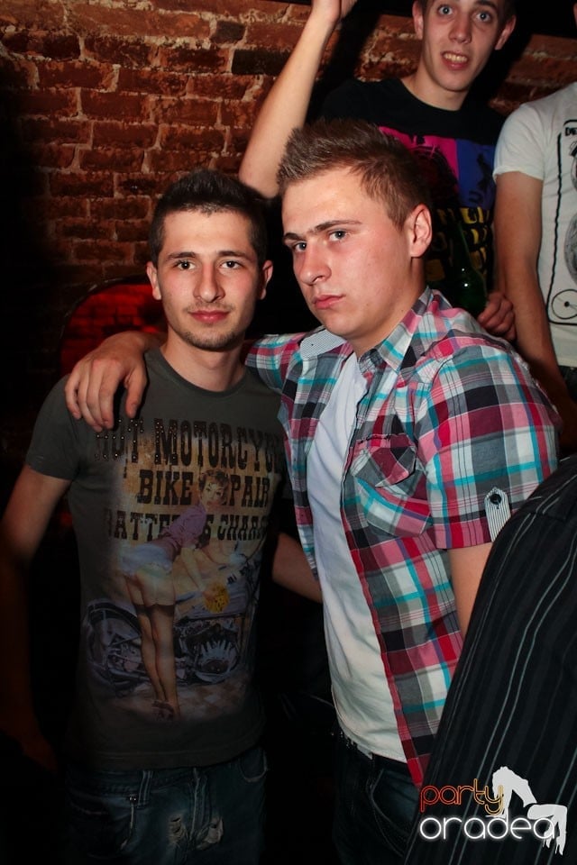 Joi seara ne distrăm în Escape, 