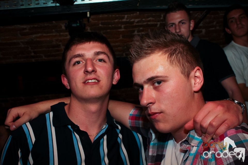 Joi seara ne distrăm în Escape, 