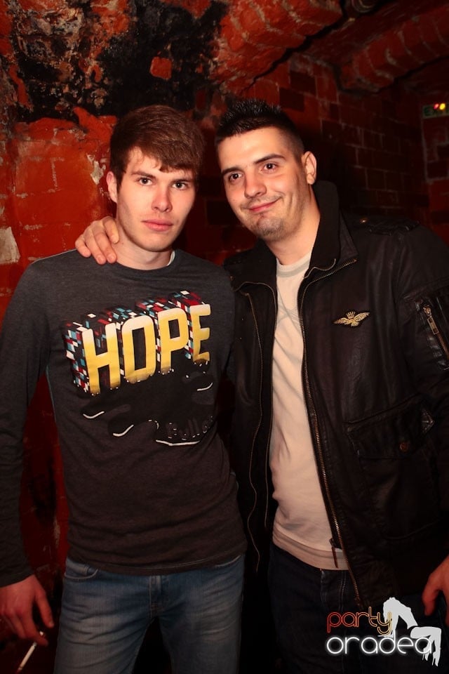 Joi seara ne distrăm în Escape, 