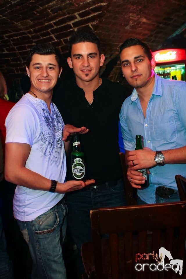 Joi seara ne distrăm în Escape, 