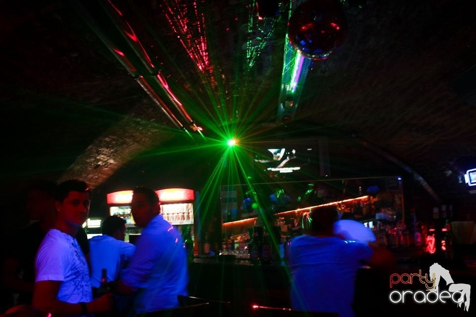 Joi seara ne distrăm în Escape, 