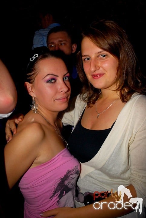 Joi seara = Party în Escape, 