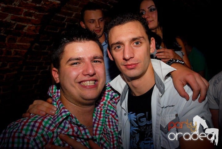 Joi seara = Party în Escape, 