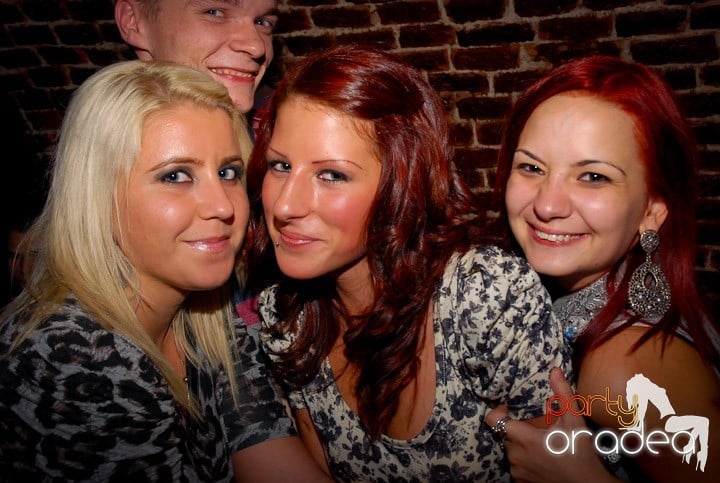 Joi seara = Party în Escape, 