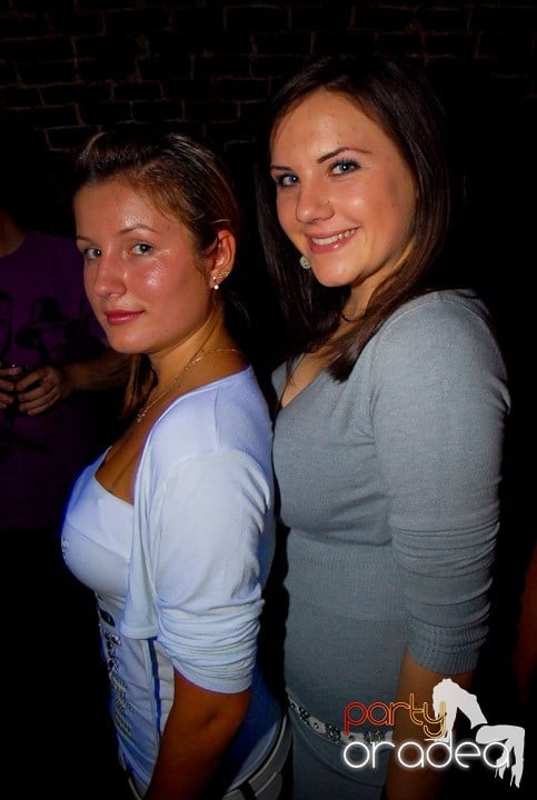 Joi seara = Party în Escape, 