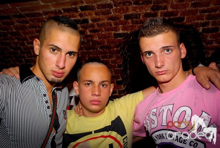 Joi seara = Party în Escape, 