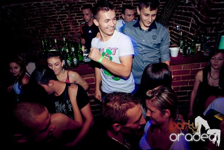 Joi seara = Party în Escape, 