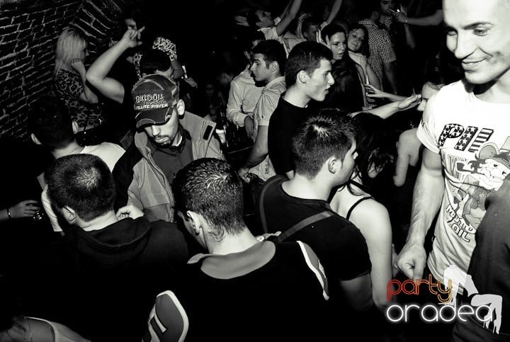 Joi seara = Party în Escape, 