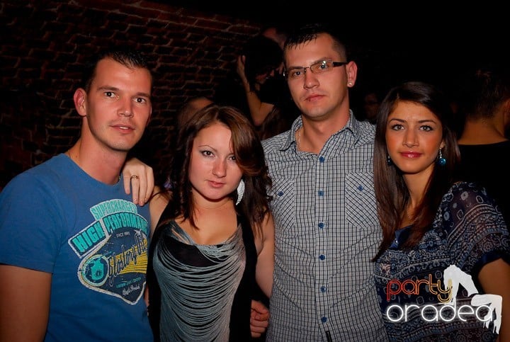 Joi seara = Party în Escape, 