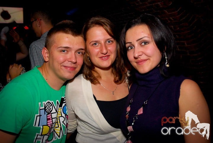 Joi seara = Party în Escape, 