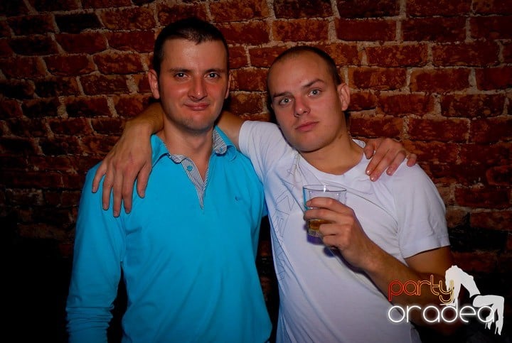 Joi seara = Party în Escape, 