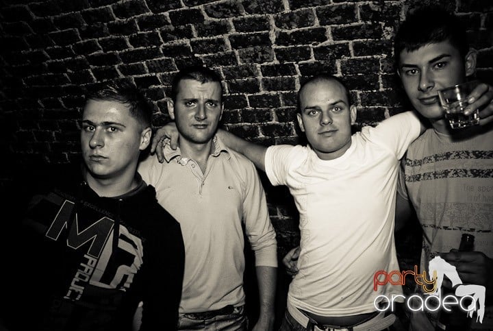 Joi seara = Party în Escape, 