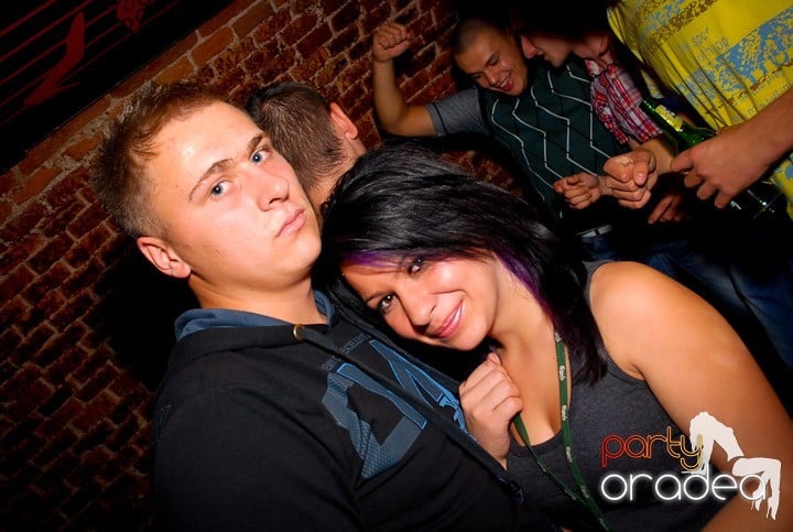 Joi seara = Party în Escape, 